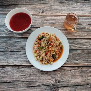 Zdjęcie przedstawia Dietę podstawową: Barszcz czerwony z ziemniakami Risotto wegetariańskie z tofu Kompot owocowy z jabłkami Sos pomidorowy 